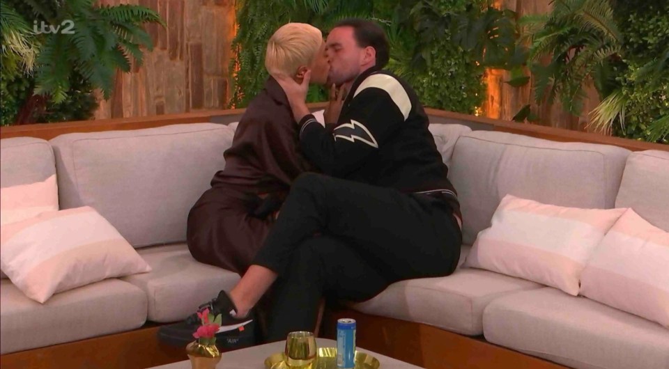 Elma Pazar and Ronnie Vint kissing on a couch.