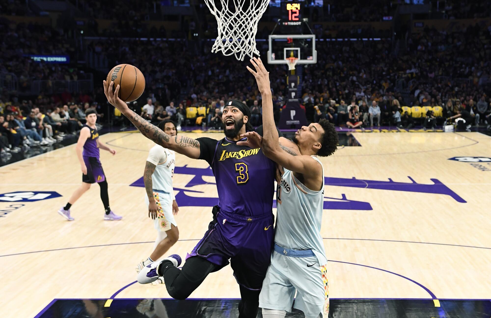 Lakers forward Anthony Davis goes up for a layup under pressure from Spurs center Victor Wembanyama 