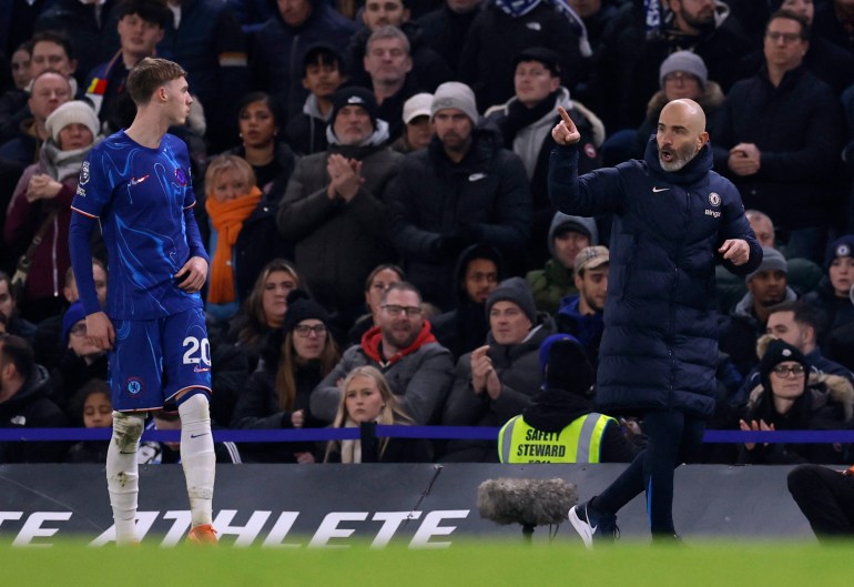 Soccer Football - Premier League - Chelsea v Wolverhampton Wanderers - Stamford Bridge, London, Britain - January 20, 2025 Chelsea manager Enzo Maresca gives instructions to Cole Palmer Action Images via Reuters/Andrew Couldridge EDITORIAL USE ONLY. NO USE WITH UNAUTHORIZED AUDIO, VIDEO, DATA, FIXTURE LISTS, CLUB/LEAGUE LOGOS OR 'LIVE' SERVICES. ONLINE IN-MATCH USE LIMITED TO 120 IMAGES, NO VIDEO EMULATION. NO USE IN BETTING, GAMES OR SINGLE CLUB/LEAGUE/PLAYER PUBLICATIONS. PLEASE CONTACT YOUR ACCOUNT REPRESENTATIVE FOR FURTHER DETAILS..