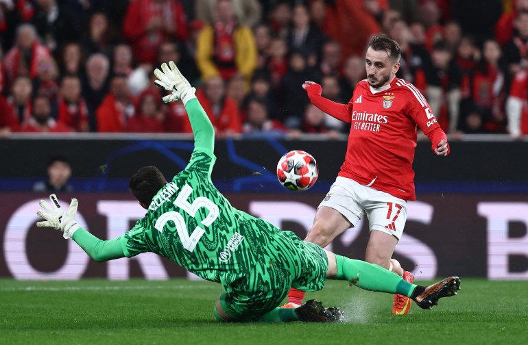 Soccer Football - Champions League - Benfica v FC Barcelona - Estadio da Luz, Lisbon, Portugal - January 21, 2025 FC Barcelona's Wojciech Szczesny fouls Benfica's Kerem Akturkoglu to concede a penalty REUTERS/Rodrigo Antunes