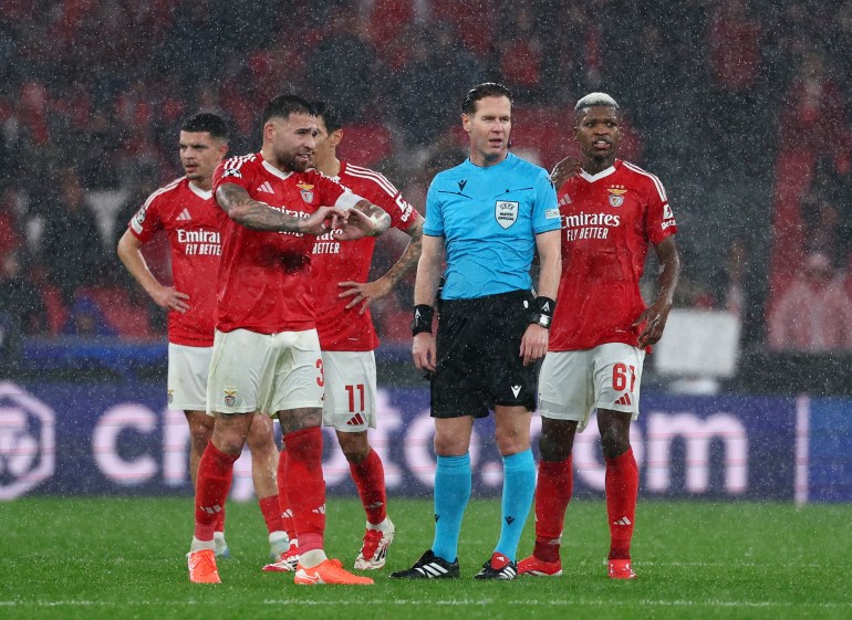 Soccer Football - Champions League - Benfica v FC Barcelona - Estadio da Luz, Lisbon, Portugal - January 21, 2025 Benfica's Nicolas Otamendi looks dejected after FC Barcelona's Raphinha scores their fifth goal REUTERS/Pedro Nunes