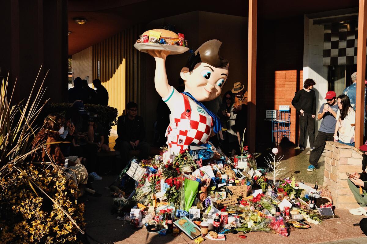 The impromptu memorial for David Lynch grows outside of Bob's Big Boy in Burbank