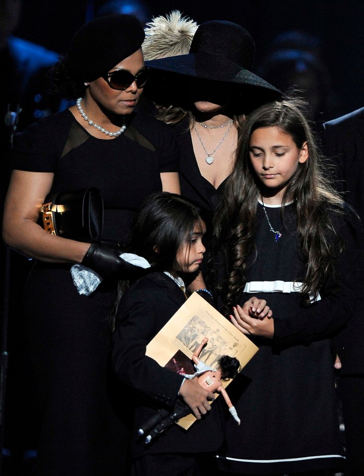 Janet and LaToya Jackson comforting Michael Jackson's children, Paris and Prince Michael II, at a memorial service.