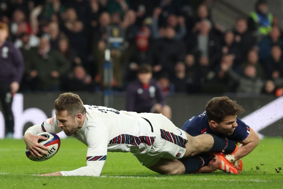 Elliot Daly scoring a try in a rugby match.