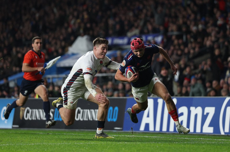 Louis Bielle-Biarrey scoring a try in a rugby match.