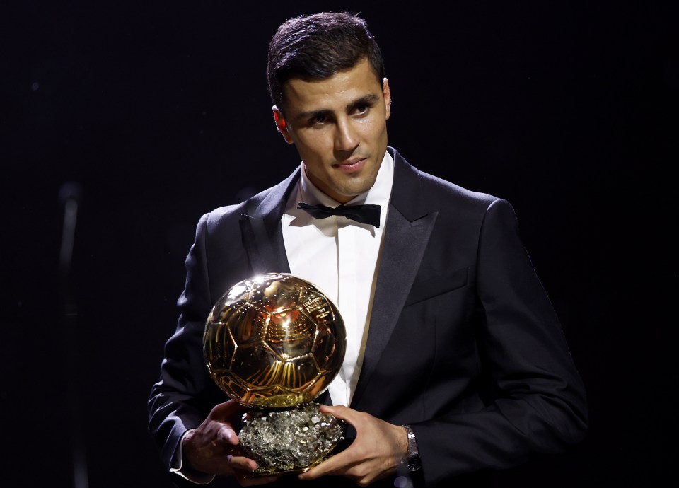 Rodri holding the Ballon d'Or award.