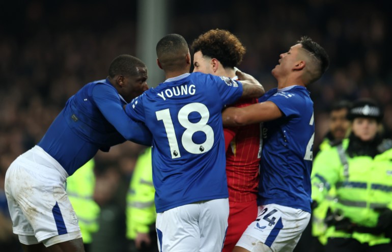 LIVERPOOL, ENGLAND - FEBRUARY 12: Ashley Young and Carlos Alcaraz of Everton attempt to intervene as tempers flare between Curtis Jones of Liverpool and Abdoulaye Doucoure of Everton during the Premier League match between Everton FC and Liverpool FC at Goodison Park on February 12, 2025 in Liverpool, England. (Photo by Alex Pantling/Getty Images)