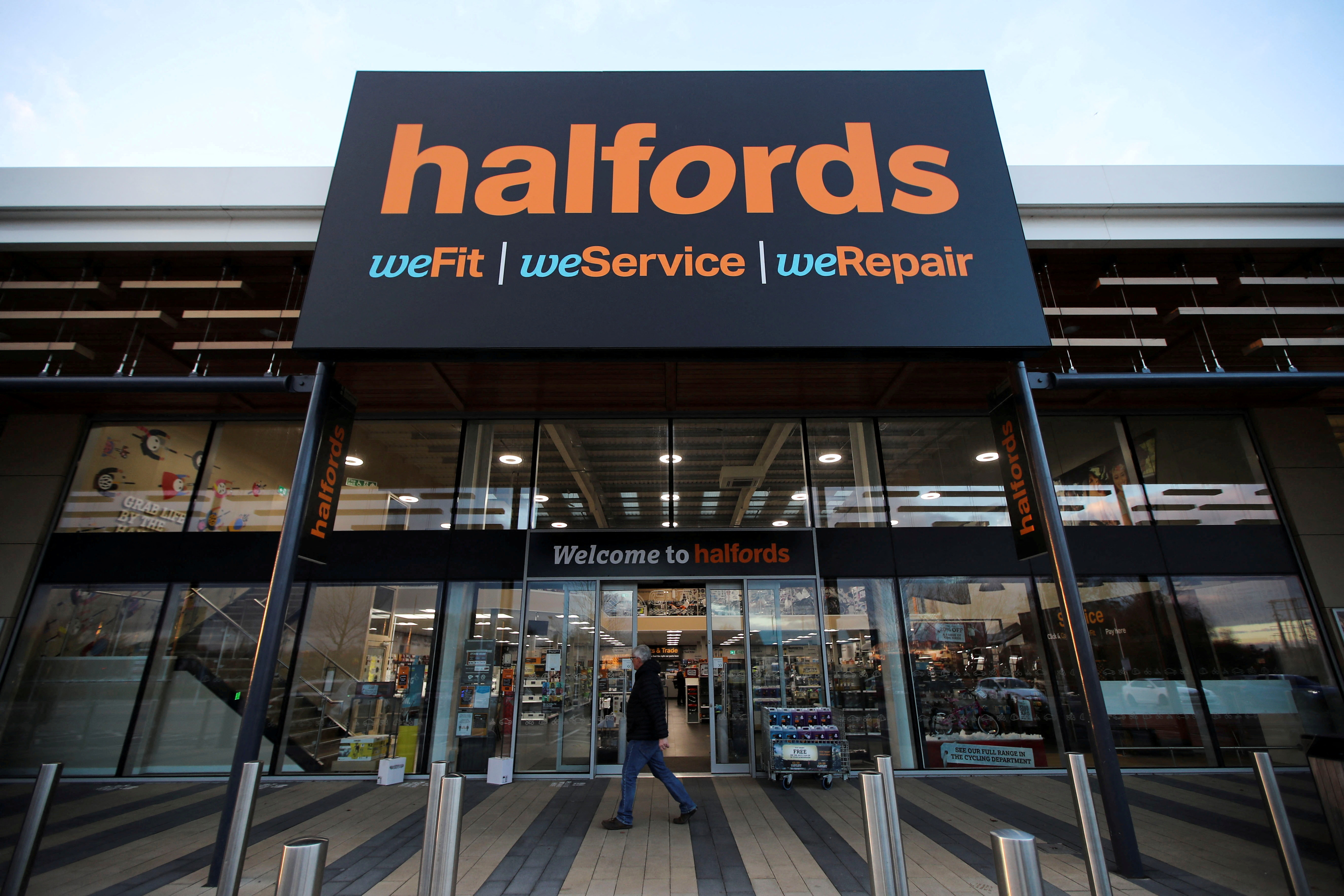 Halfords is set to close its store in Merry Hill shopping centre in Dudley