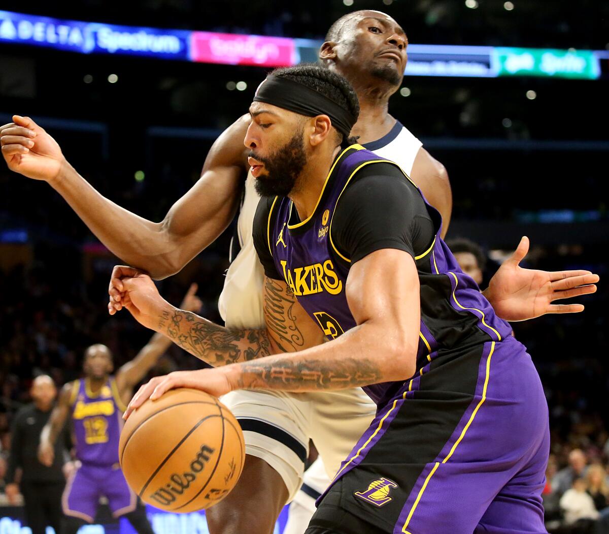 Lakers forward Anthony Davis drives to the basket against Grizzlies center Bismarck Biyombo.