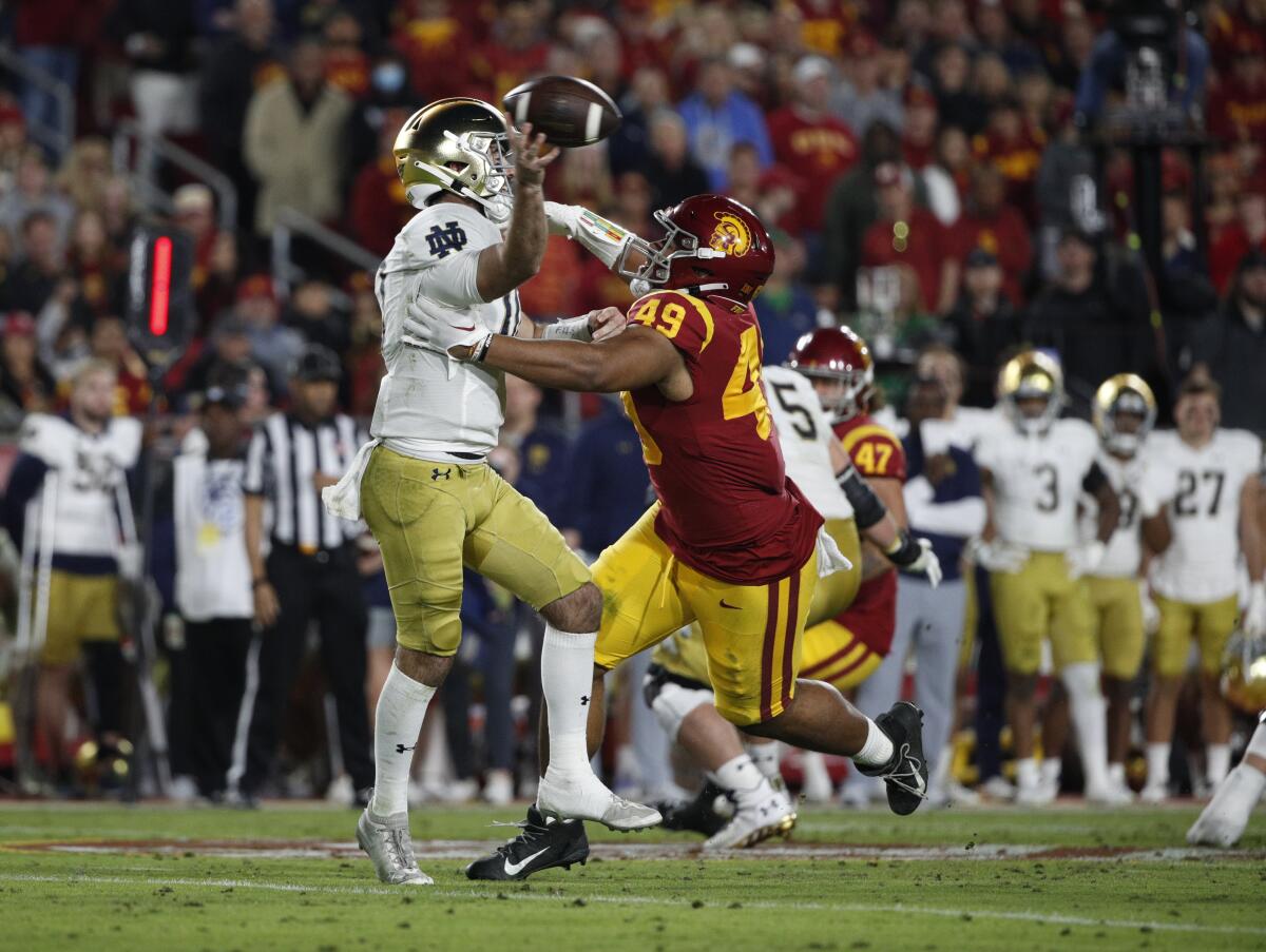 USC's  Tuli Tuipulotu (49) puts pressure on Notre Dame quarterback Drew Pyne in 2022.