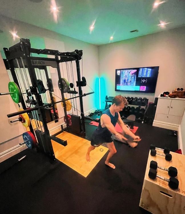 Joe breaking a sweat in the luxury gym