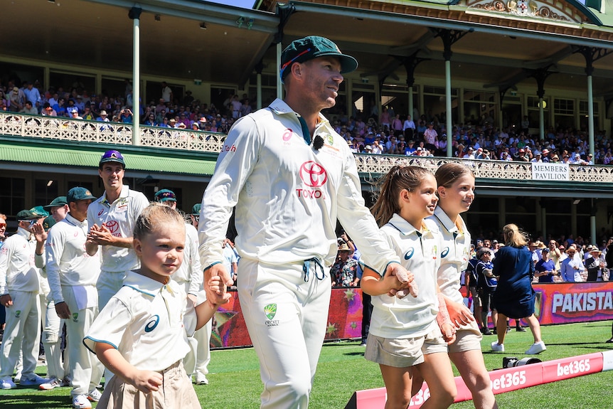 David Warner walks onto the SCG with his daughters