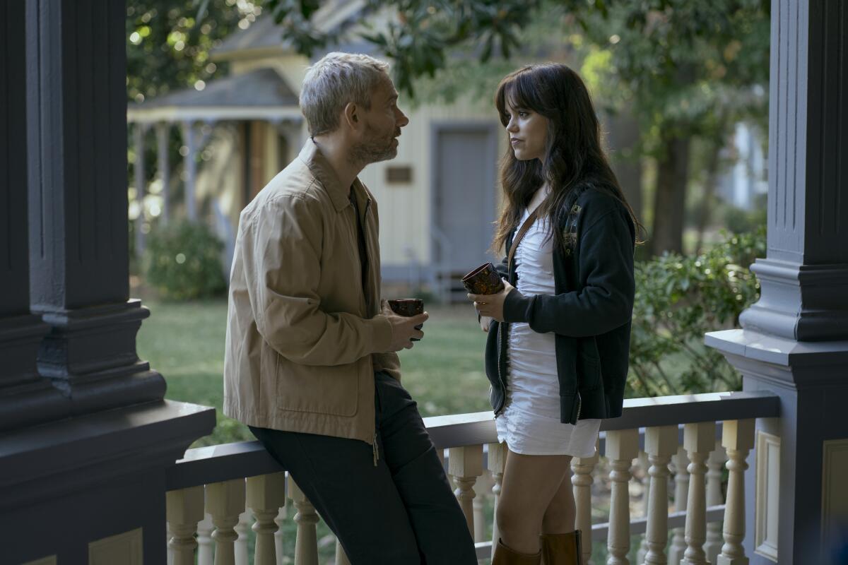 Martin Freeman y Jenna Ortega en una escena de "Millers Girl".