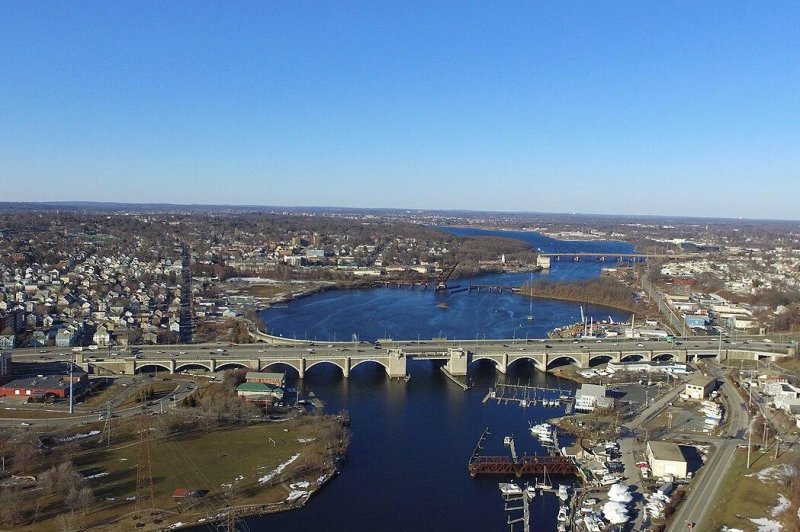 The recent and unexpected closure of westbound lanes on the Washington Bridge connecting East Providence and Providence, R.I., has triggered a federal investigation into possible fraud. Photo by GoBlue9/Wikimedia Commons