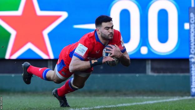 Will Muir dives over the line to score a try