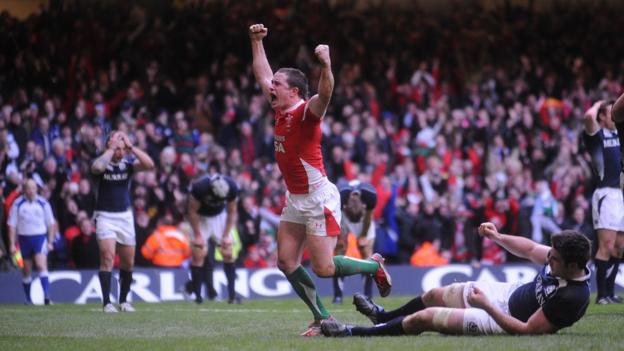 Shane Williams scores