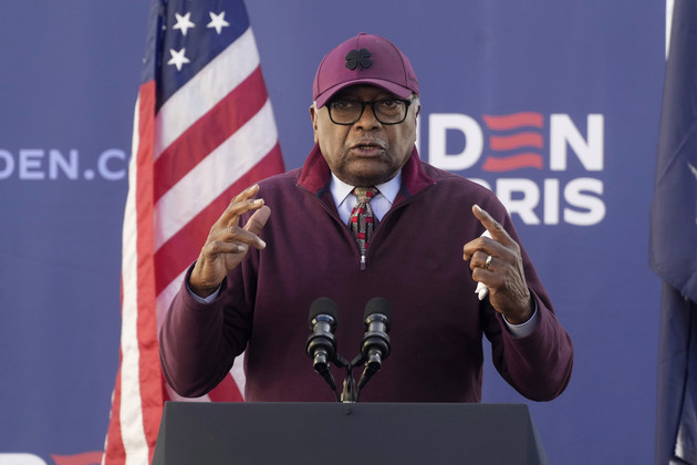 Jim Clyburn speaks at a campaign rally.