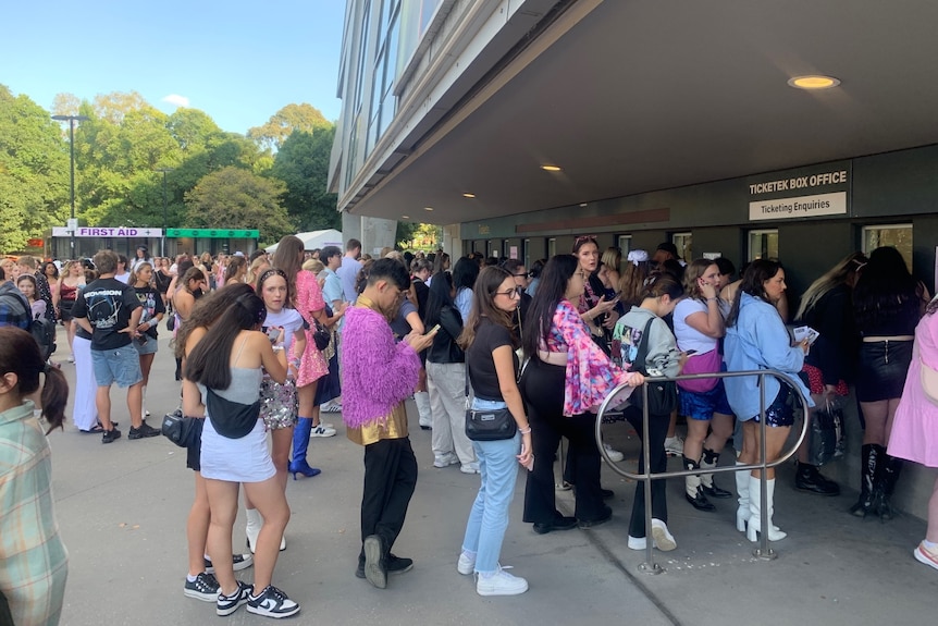 Taylor Swift fans lining up for tickets