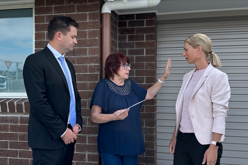 Fran explaining her Aurora energy bill and struggles with her power to Labor Leader Rebecca White and Dean Winter.