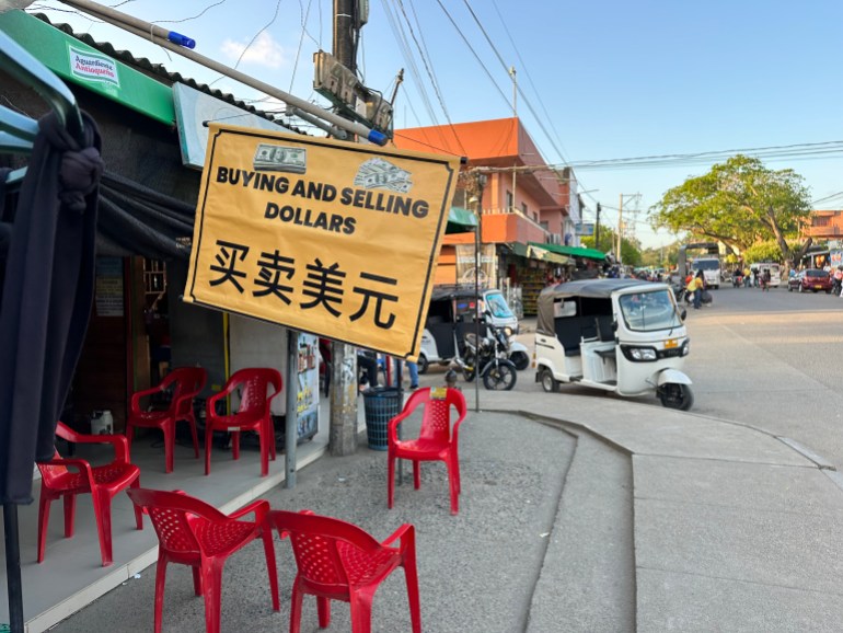 A sign in Mandarin characters in Necoclí-