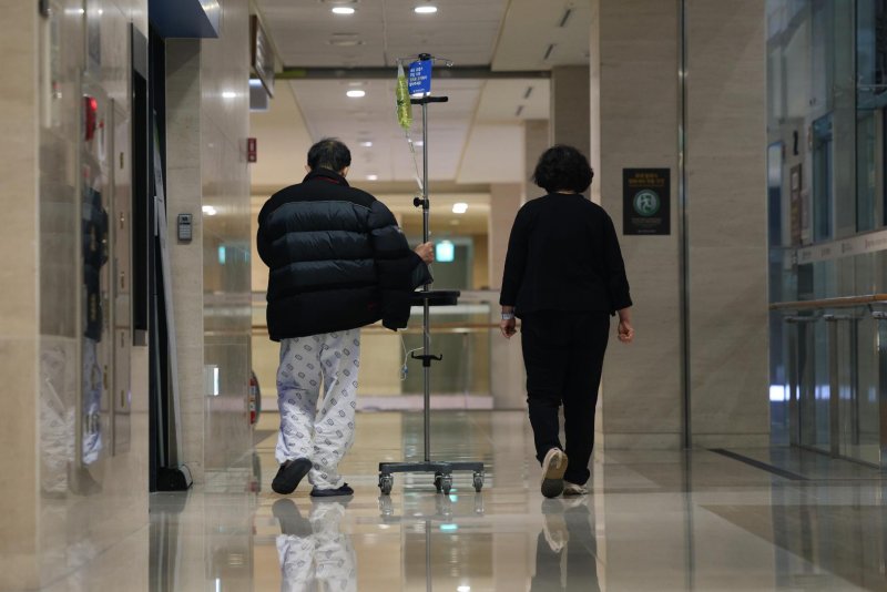 South Korea raised its emergency health crisis level to "severe" on Friday, as a walkout by thousands of trainee doctors entered its fourth day. Hospitals have had to delay or cancel surgeries, Seoul's Health Ministry said. Photo by Yonhap