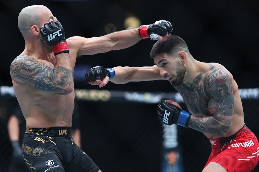 Ilia Topuria fights Alexander Volkanovski during UFC 298.