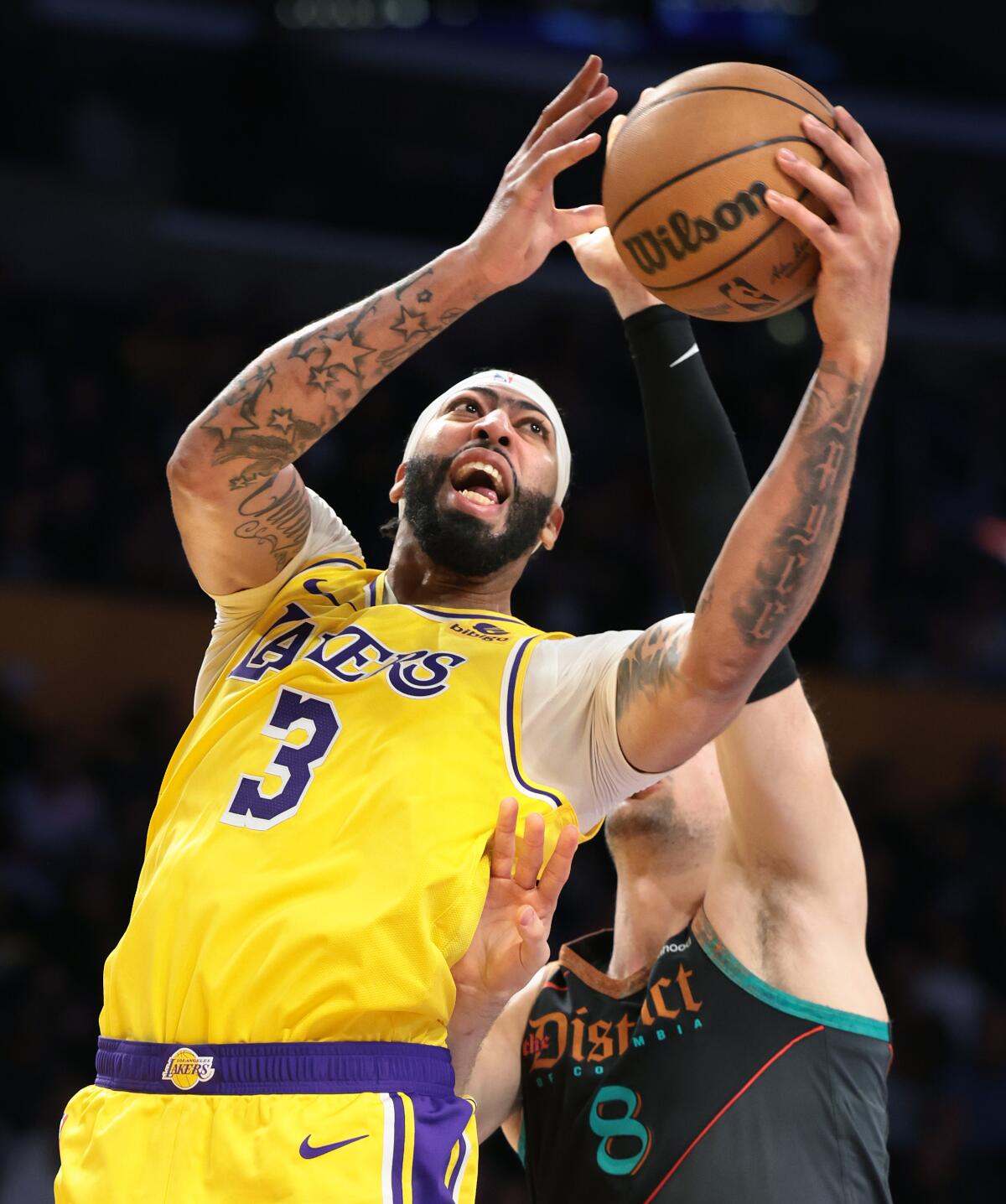 Lakers forward Anthony Davis scores on Wizards forward Deni Avdija.