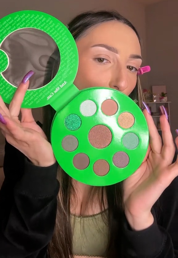 Alexis opted for a bright green glitter shadow for a pop of color