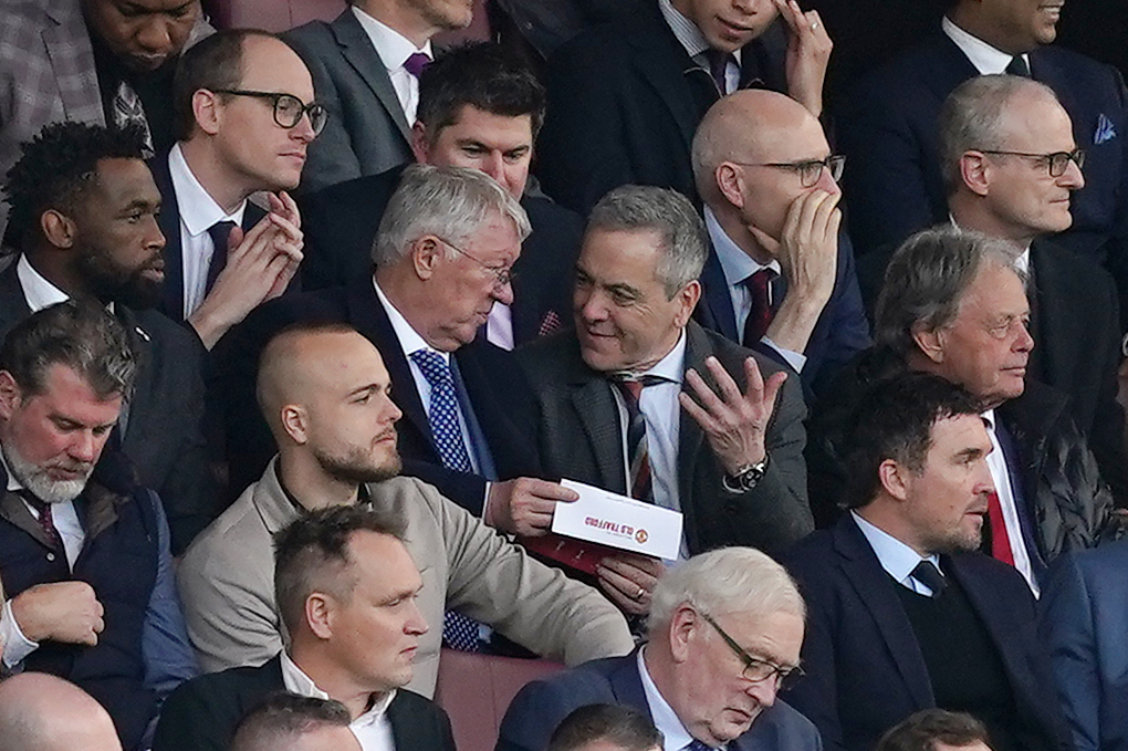 Another sporting icon and a top British actor were either side of the ex-Man Utd boss