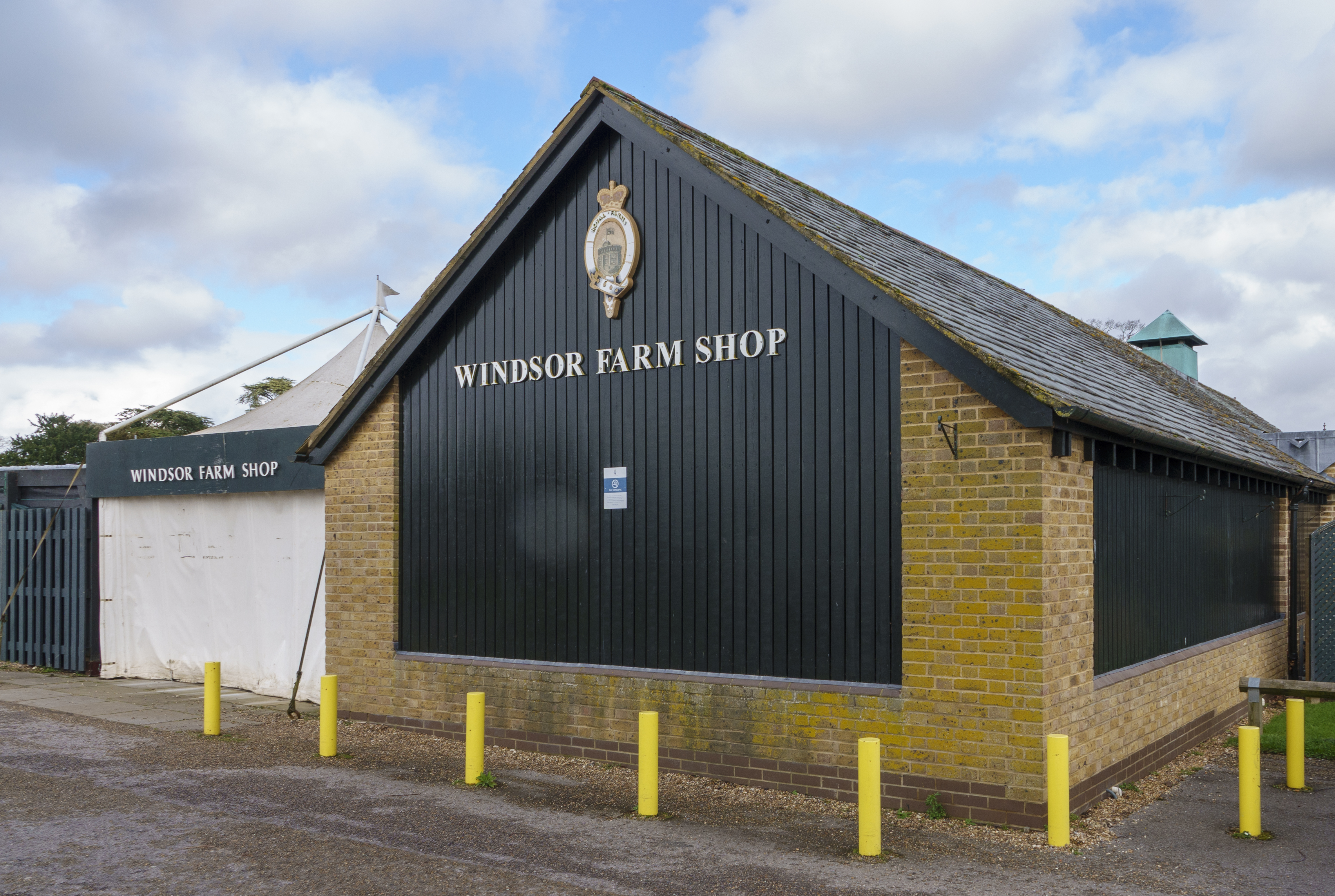 The Royal Farms Windsor Shop a short walk away from Kate's home