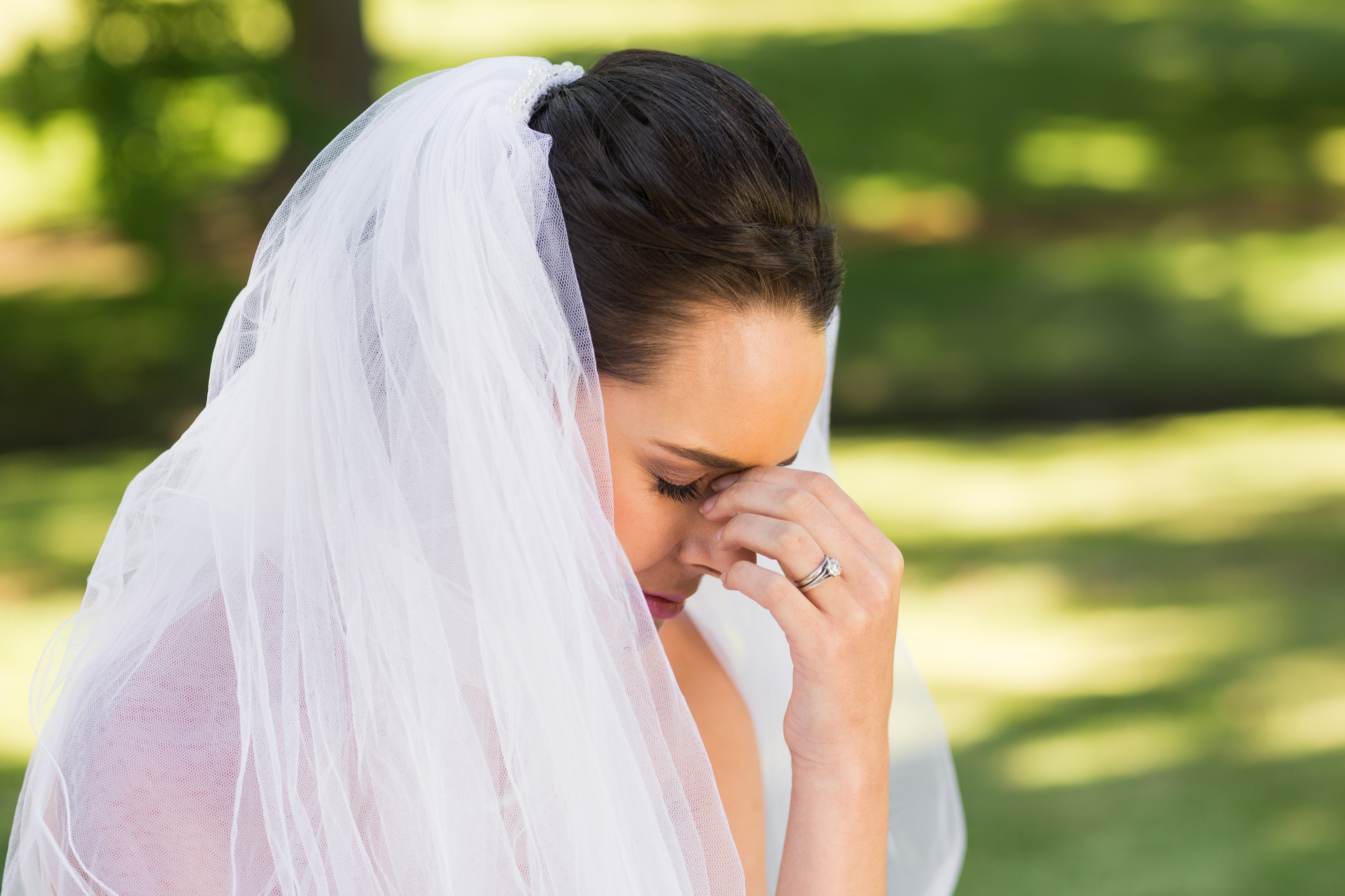 Rather stay in her ruined hair and make up, the bride left the ceremony early