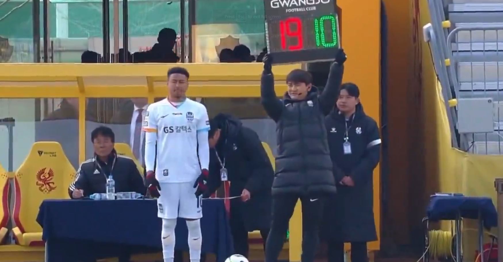 Jesse Lingard appears to have been booed during his debut with FC Seoul