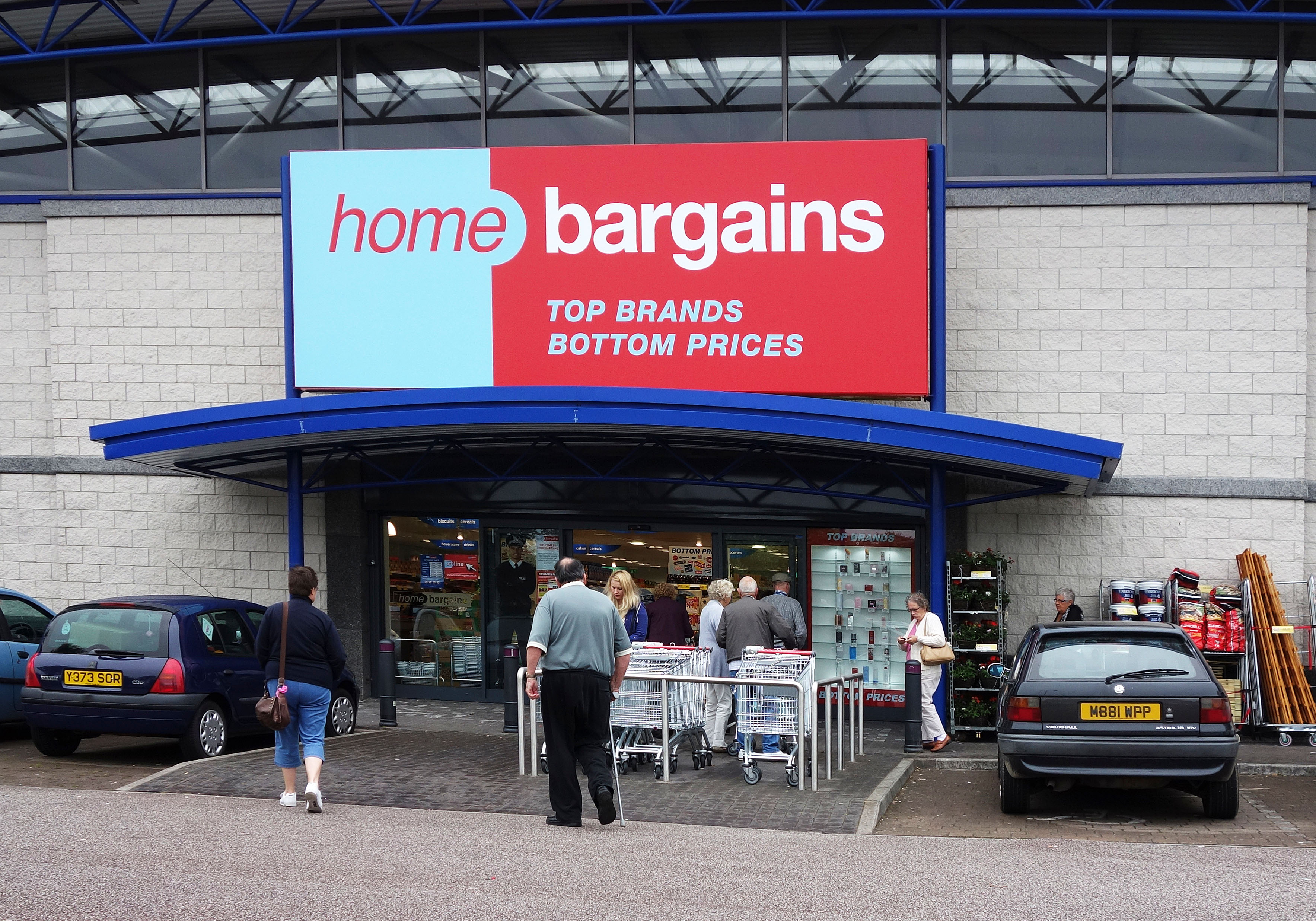 DA62E7 A Home Bargains discount store, UK