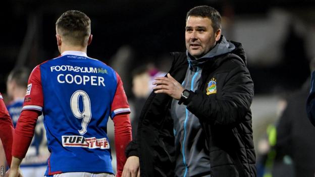 David Healy celebrates after the match with goalscorer Joel Cooper