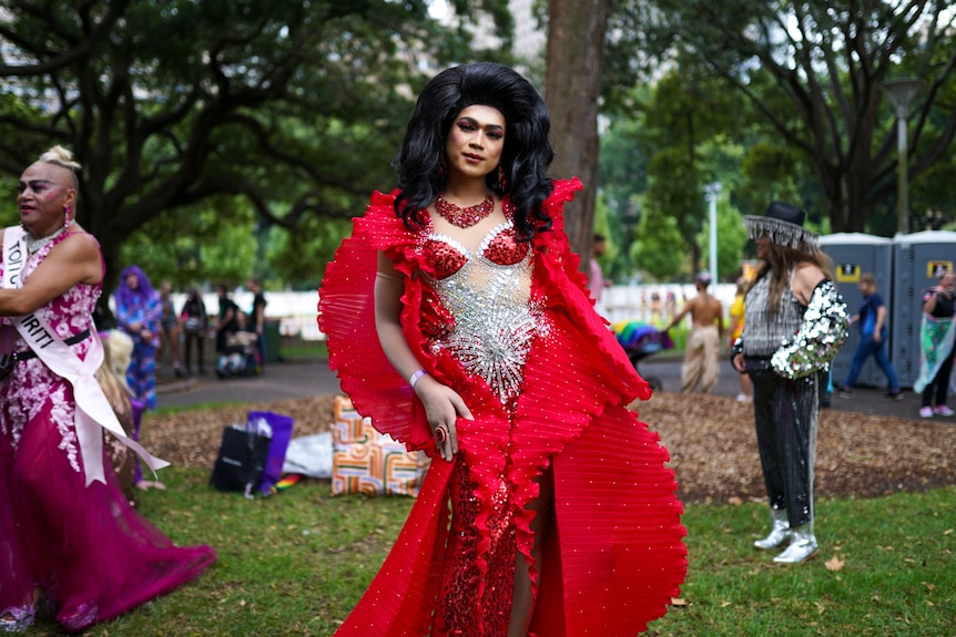 A drag queen dressed in red