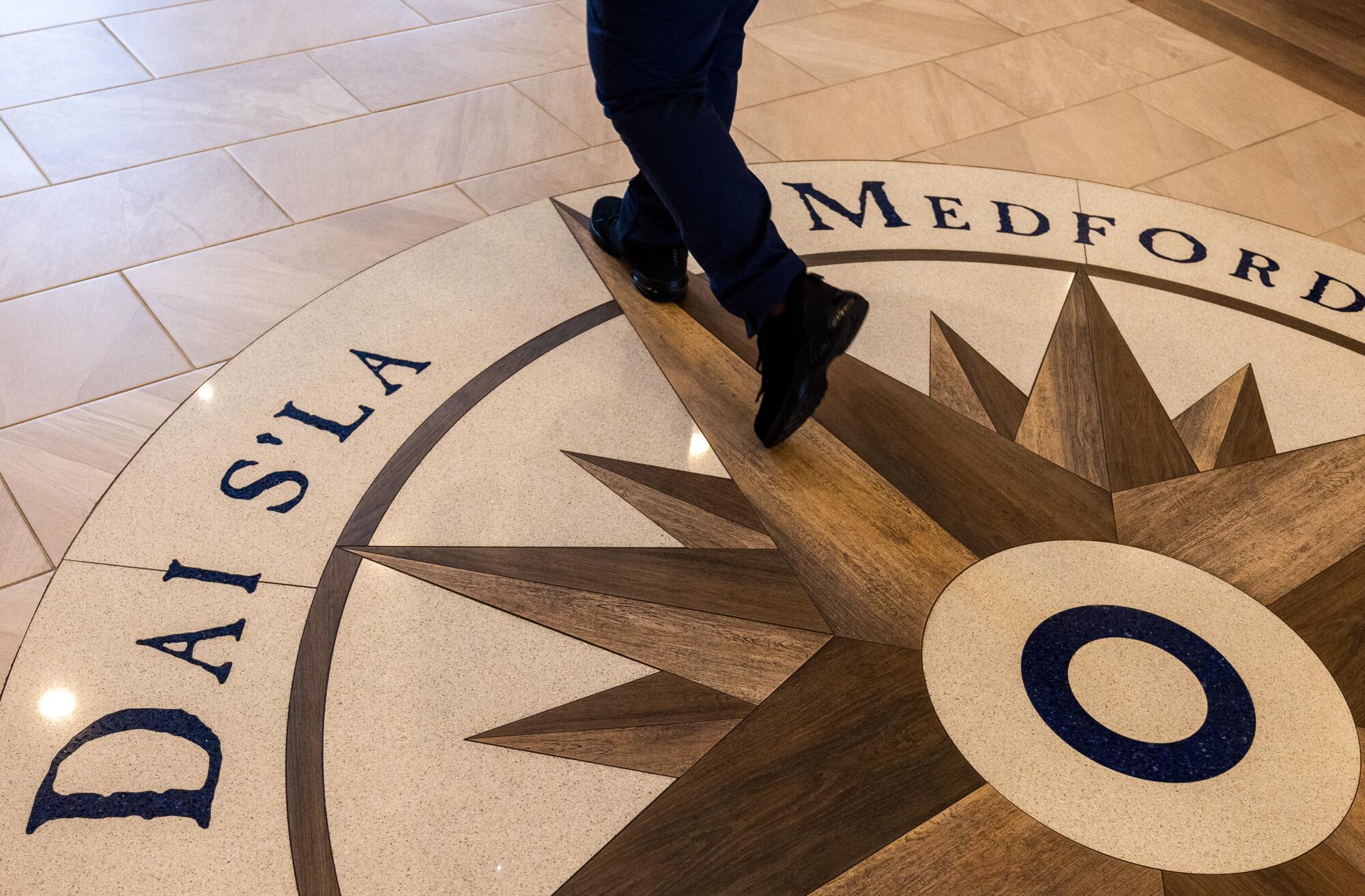 A lobby floor decorated with Coquille phrase "Dai'sla"