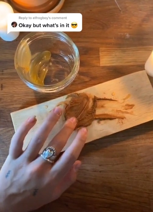 She combined raw manuka honey and cinnamon to form a paste