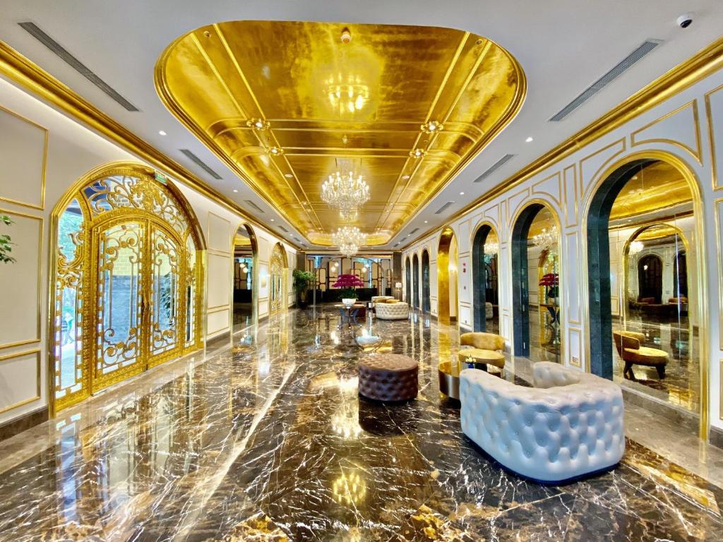 The grand entrance hall in the hotel shimmering with the golden touches