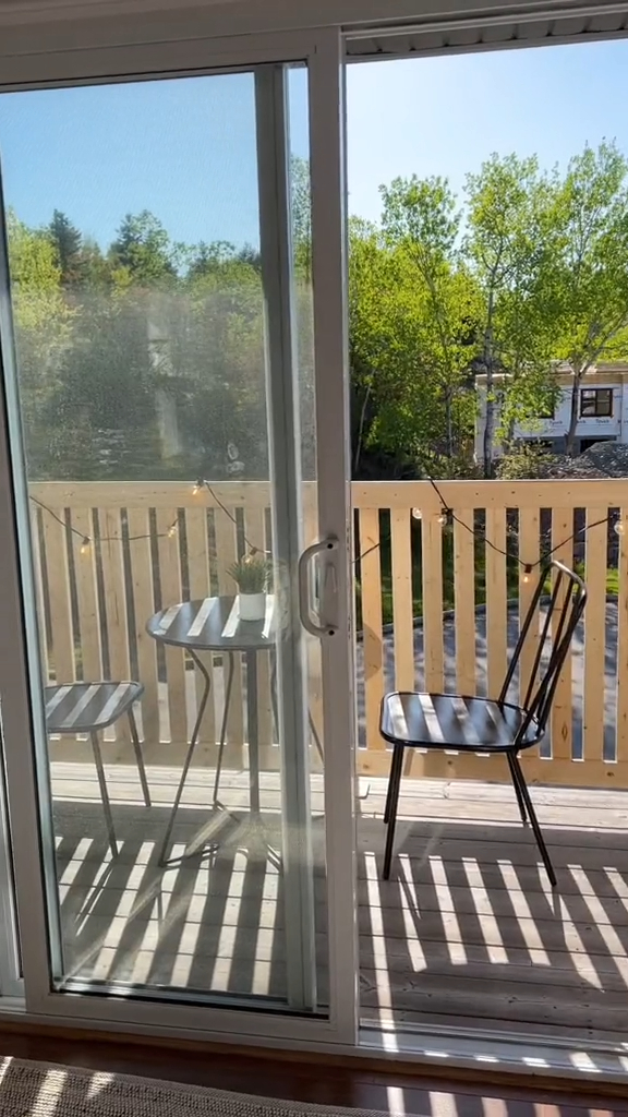 She attached her homemade screen to her balcony with zip ties