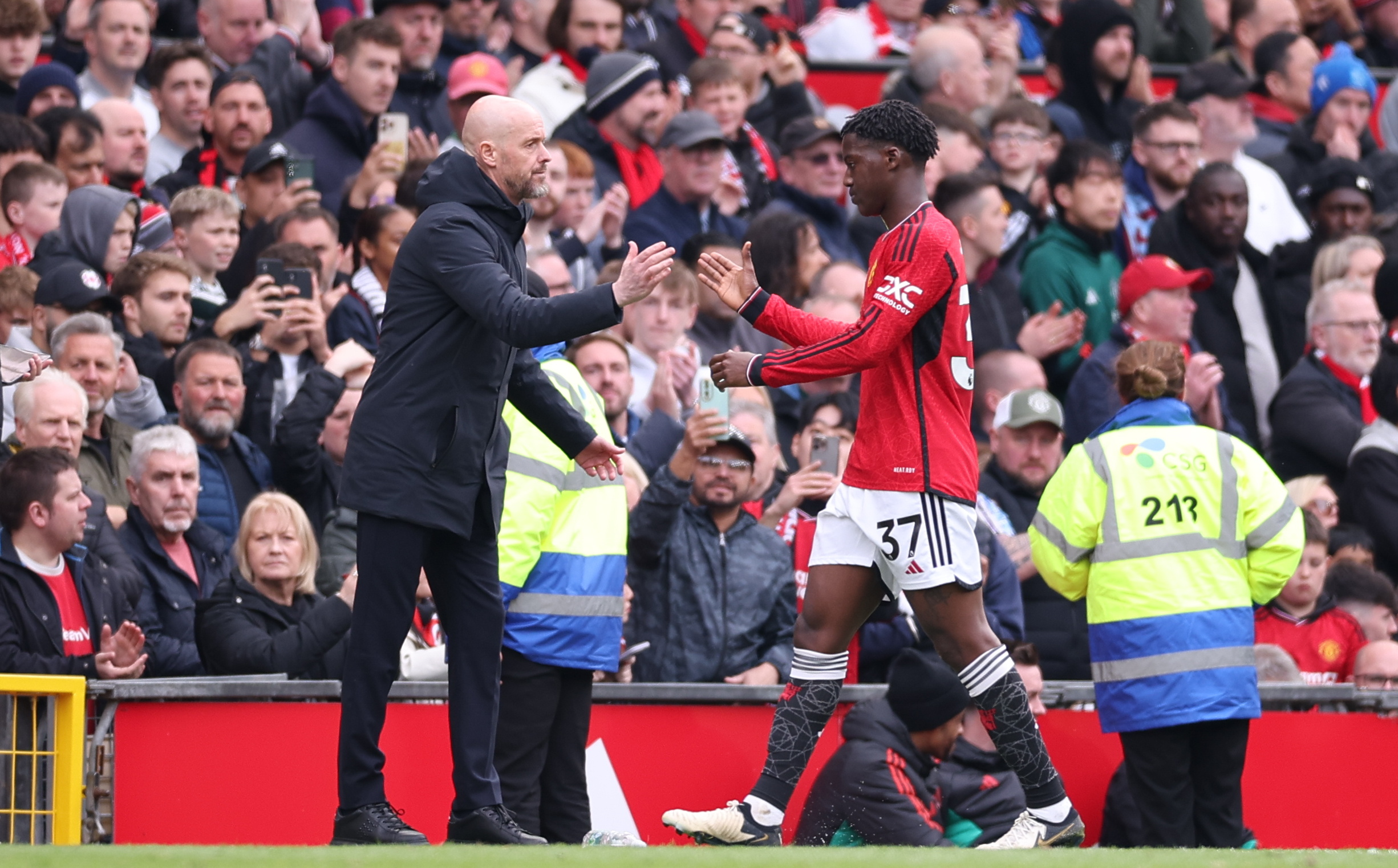 Erik ten Hag's decision to take off Hojlund and Kobbie Mainoo was met with boos