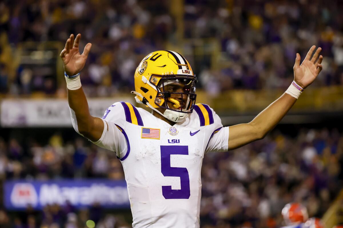 LSU quarterback Jayden Daniels (5),