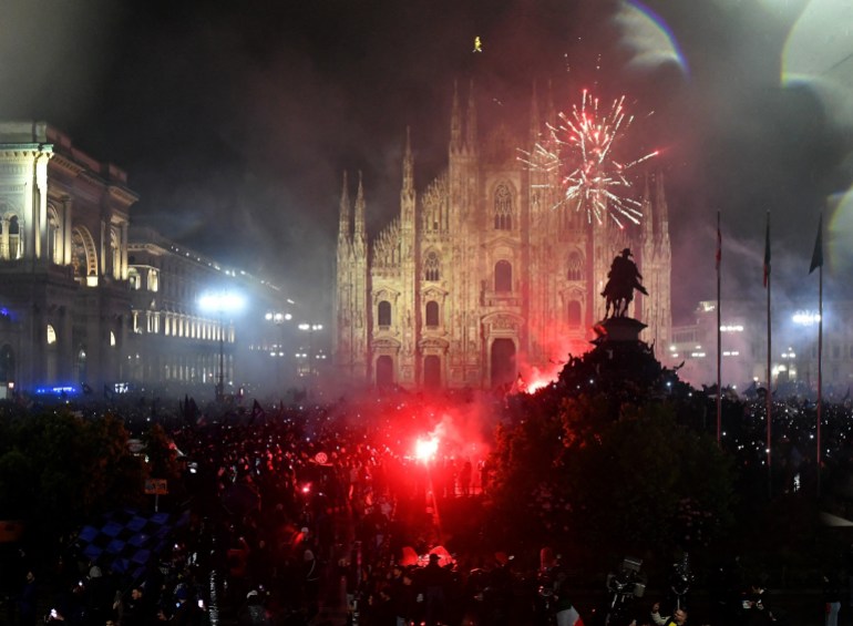 Soccer Football - Serie A - AC Milan v Inter Milan - Milan, Italy - April 22, 2024 Inter Milan fans celebrate winning Serie A in Piazza Duomo REUTERS/Jennifer Lorenzini