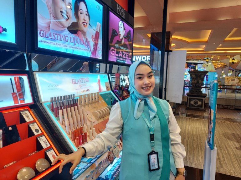 Beauty consultant Exanti said she has seen an uptick in customers shopping ahead of the holidays [Aisyah Llewellyn/Al Jazeera]