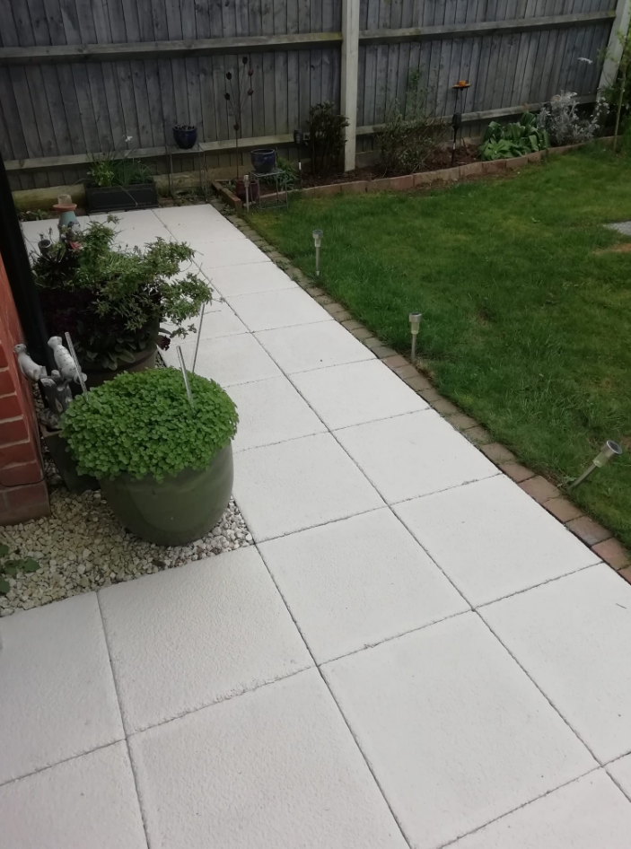 Hannah has been flooded with praise after showing off her fresh-looking patio