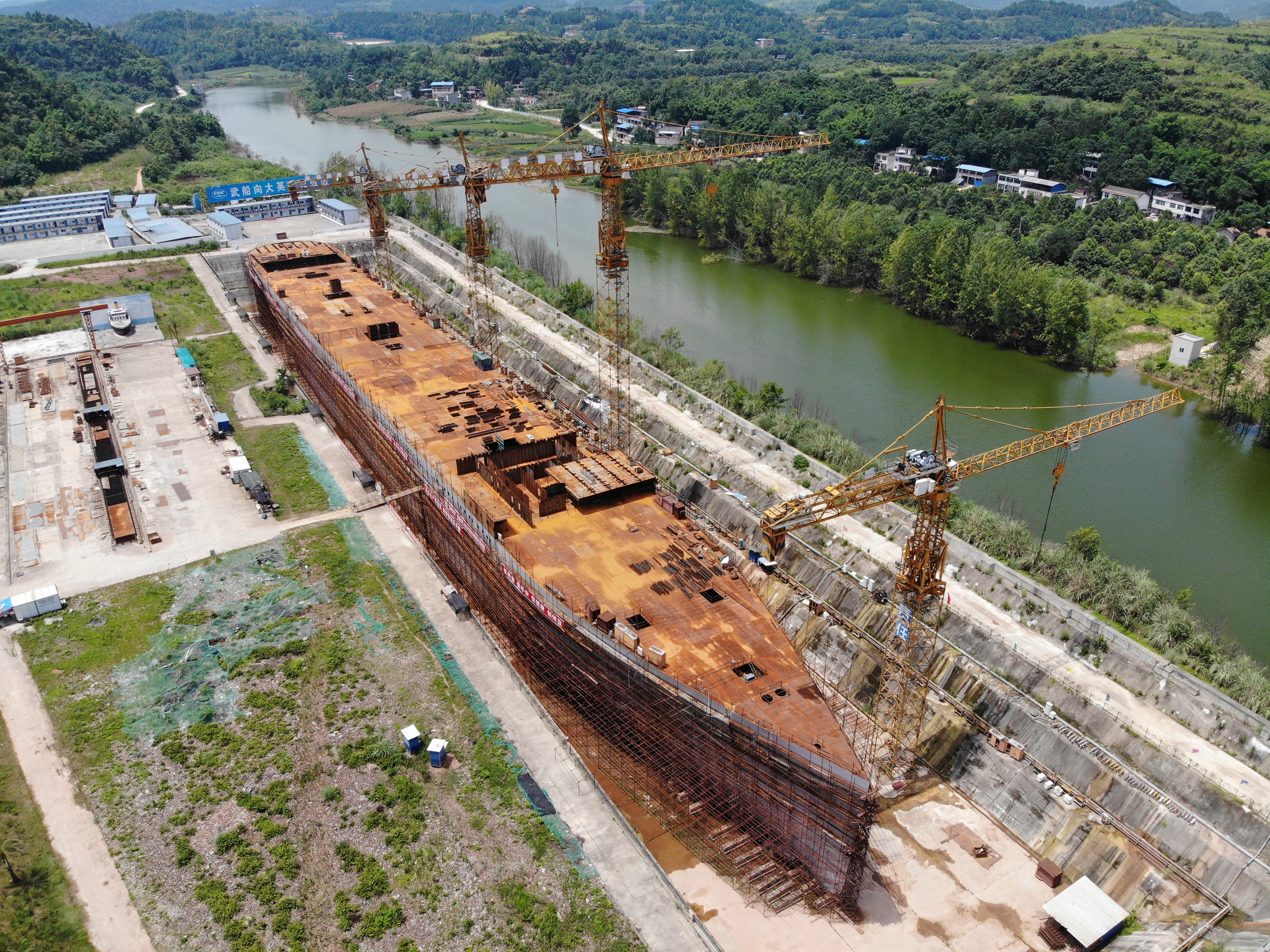 A full-scale replica of the doomed Titanic has been left abandoned and rusting in a Chinese theme park for years