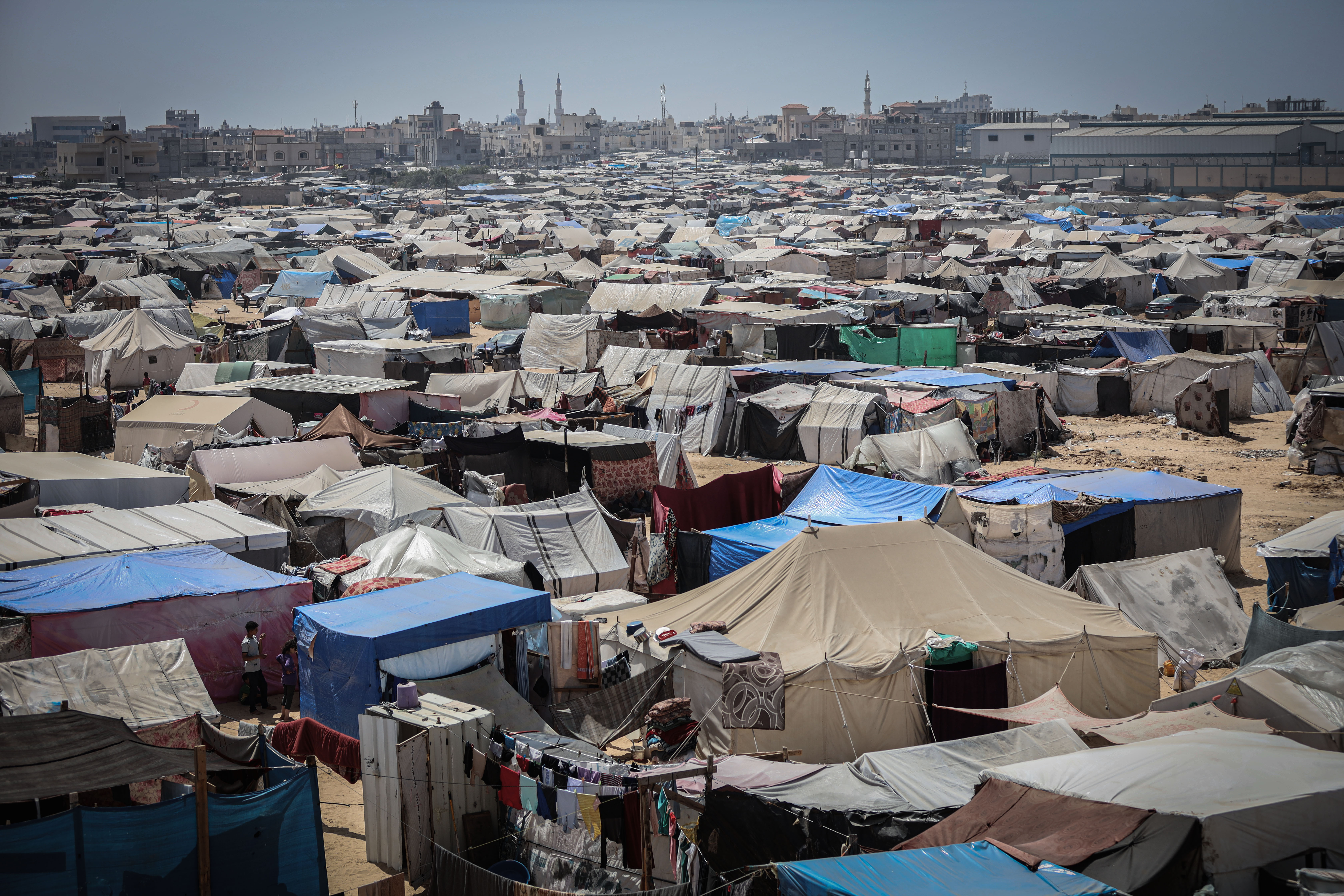 Displaced Palestinians in Rafah suffer from high temperatures and lack of water inside tents