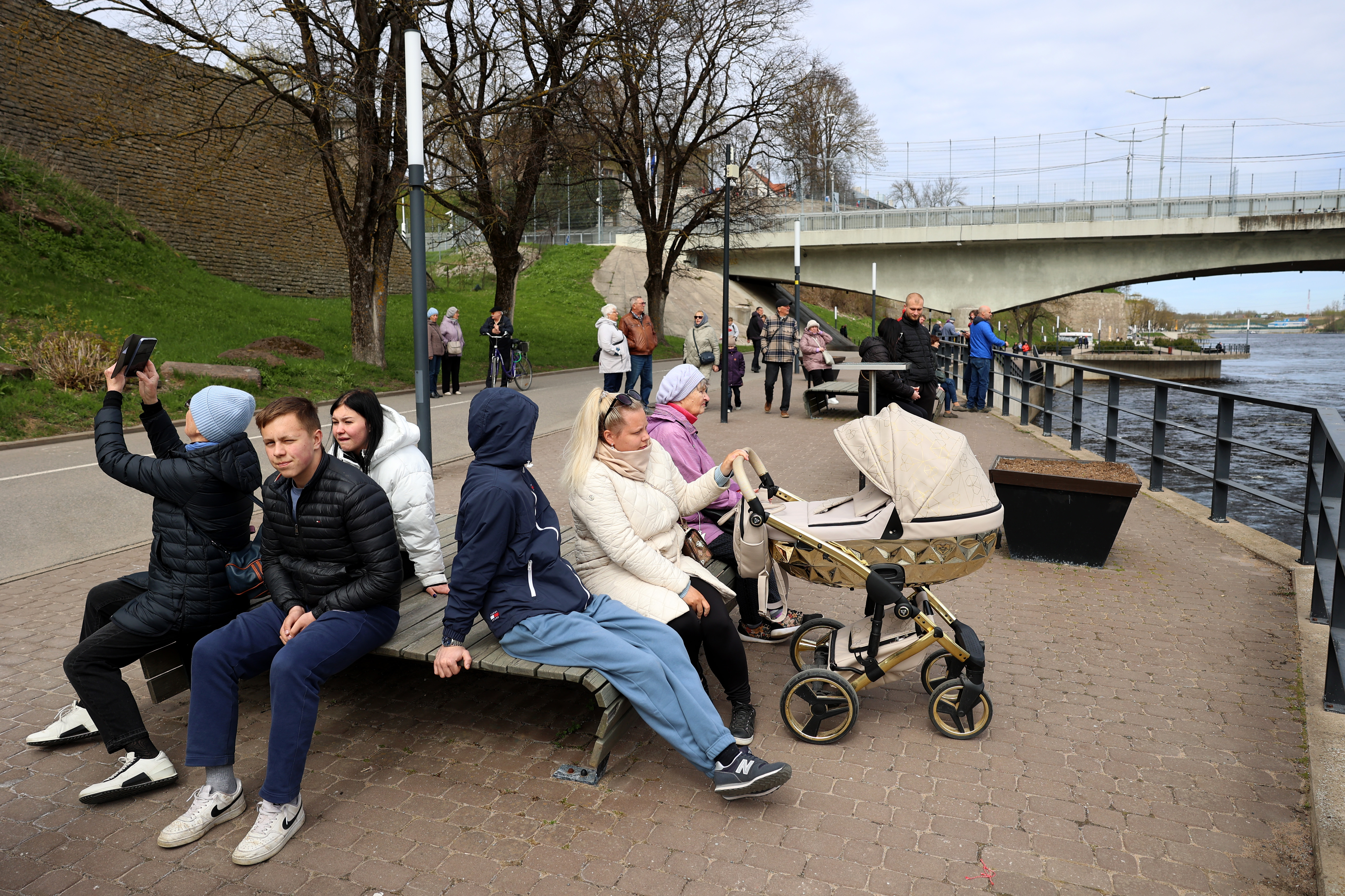 A Russian family watching the parade on the banks of the Narva River