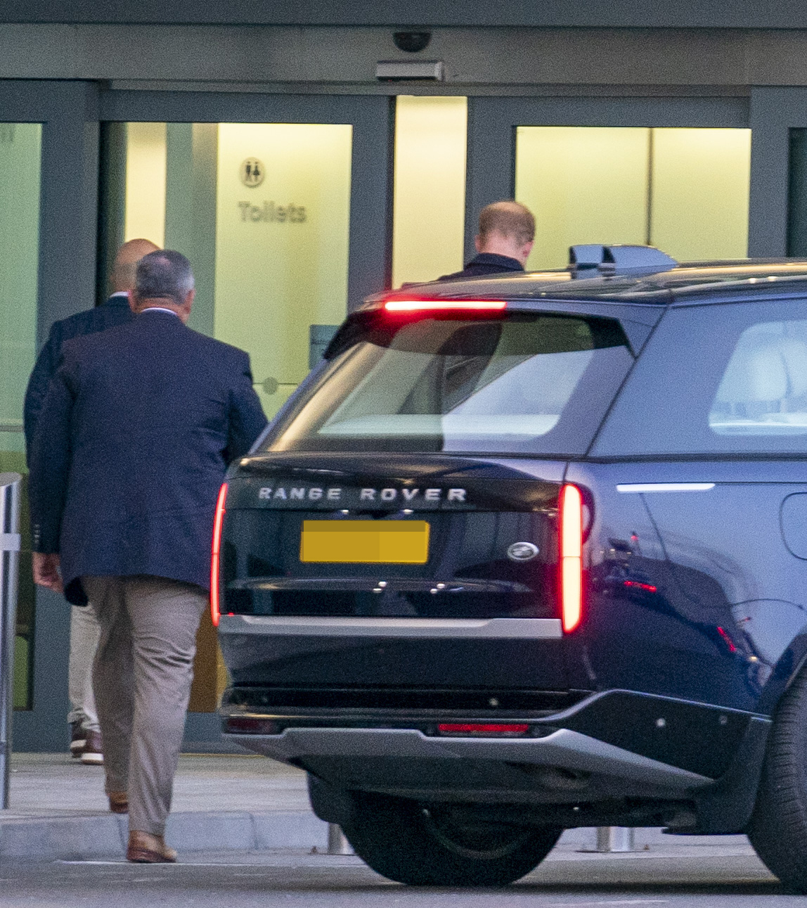 Harry was snapped at Heathrow Airport last night