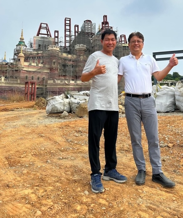 The castle's designer, Mao Ronghai (L) with Dalin Mayor, Xu Youjiang