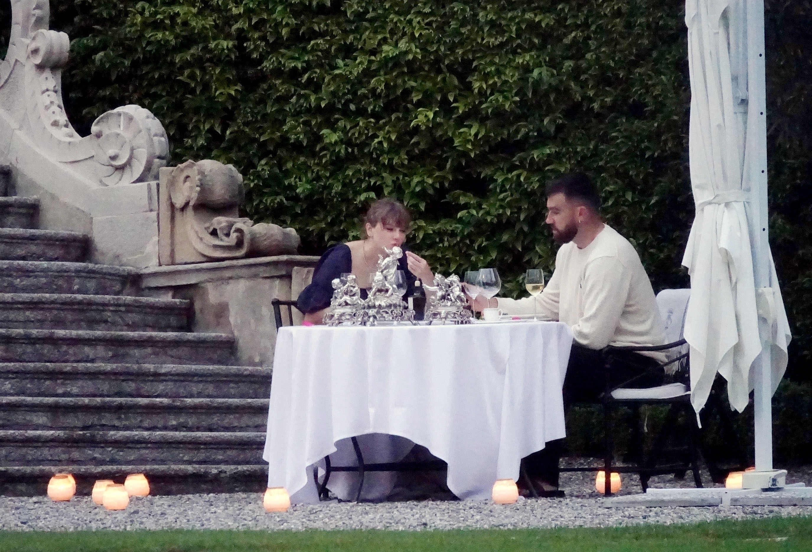 The two could be seen drinking wine surrounded by candlelight